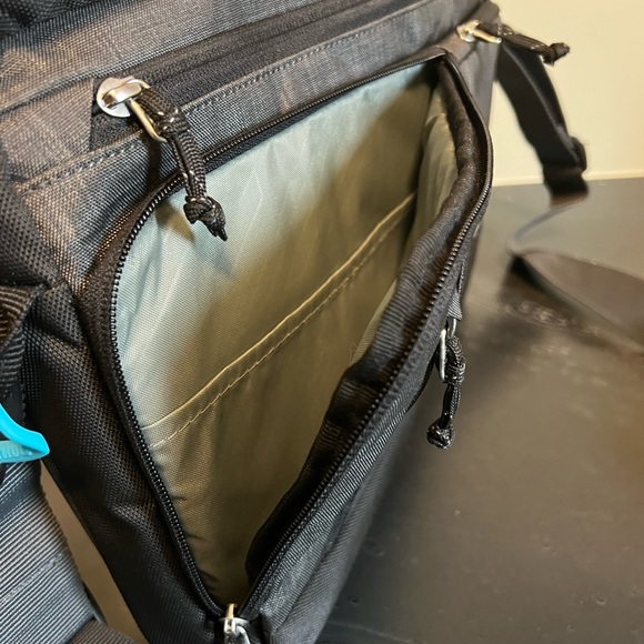 Thule Laptop Travel Bag with many pockets - Picture 3 of 8